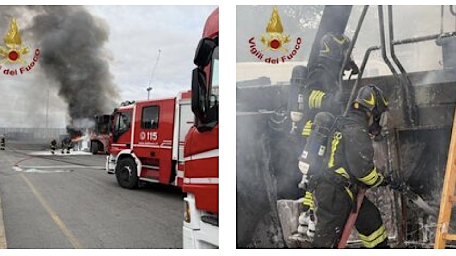 Novara, autogru in fiamme. Intervento dei vigili del fuoco